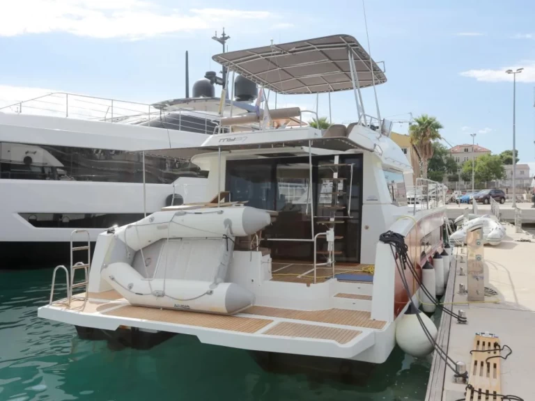 Hire Motorboat Fountaine Pajot with a boat licence