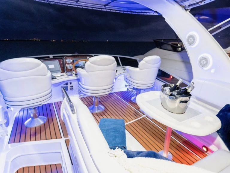 Charter a Sea Ray Sea Ray 480 Sundancer in Miami Beach on Samboat