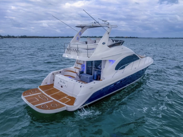Hire Luxury Yacht Sea Ray with a boat licence