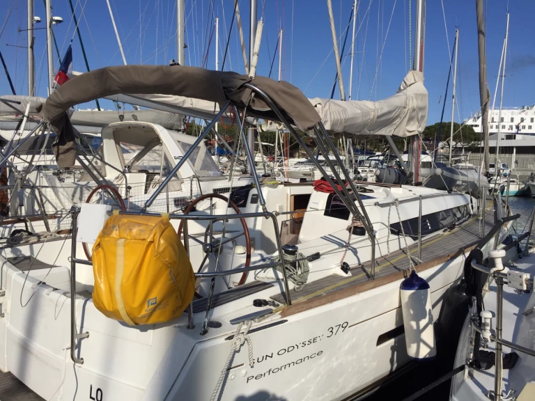 Hire Sailboat Jeanneau with a boat licence