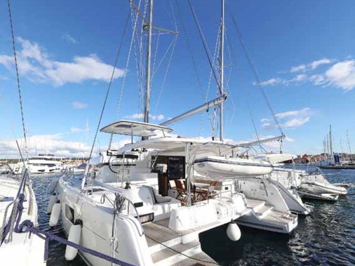 Hire Catamaran Lagoon with a boat licence