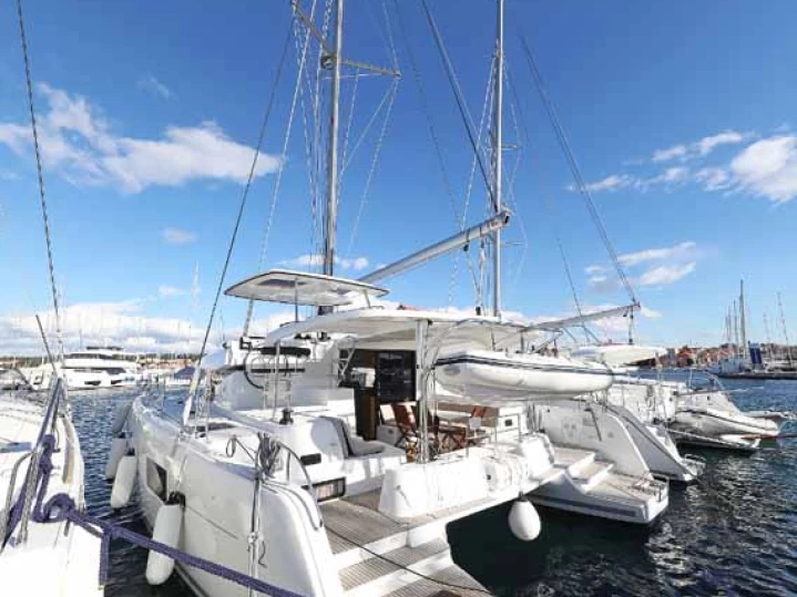 Hire Catamaran Lagoon with a boat licence