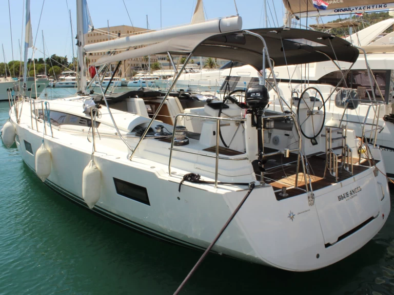 Sailboat to hire Split at the best price
