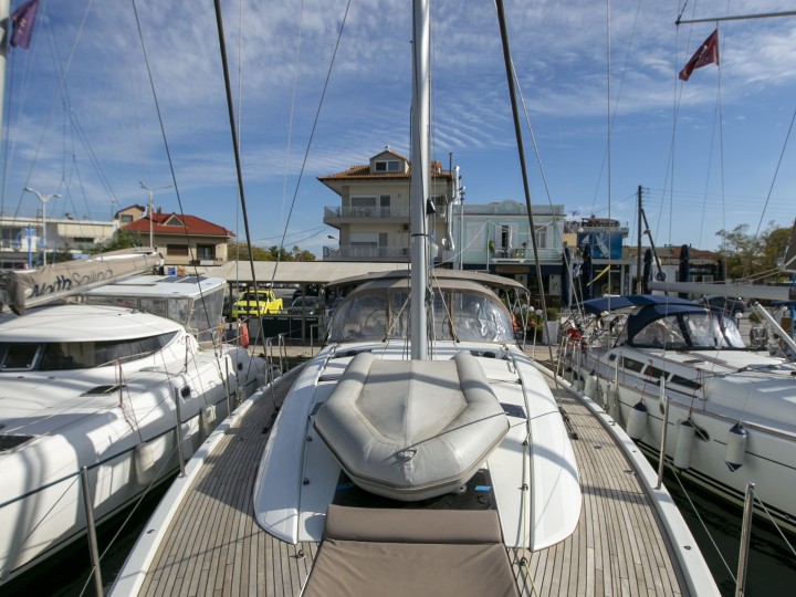 Hire Sailboat Jeanneau with a boat licence