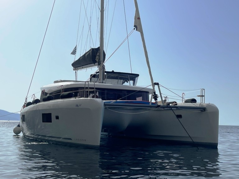 Hire Catamaran Lagoon with a boat licence