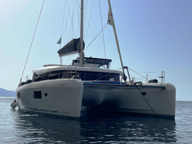 Hire Catamaran Lagoon with a boat licence