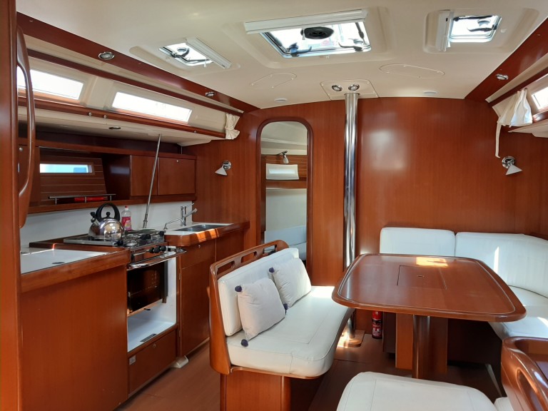 Sailboat to hire Toulon at the best price