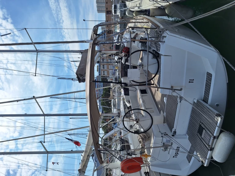 Sailboat hire in Toulon - Jeanneau Sun Odyssey 379