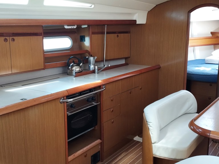 Hire Sailboat with or without skipper Jeanneau Toulon