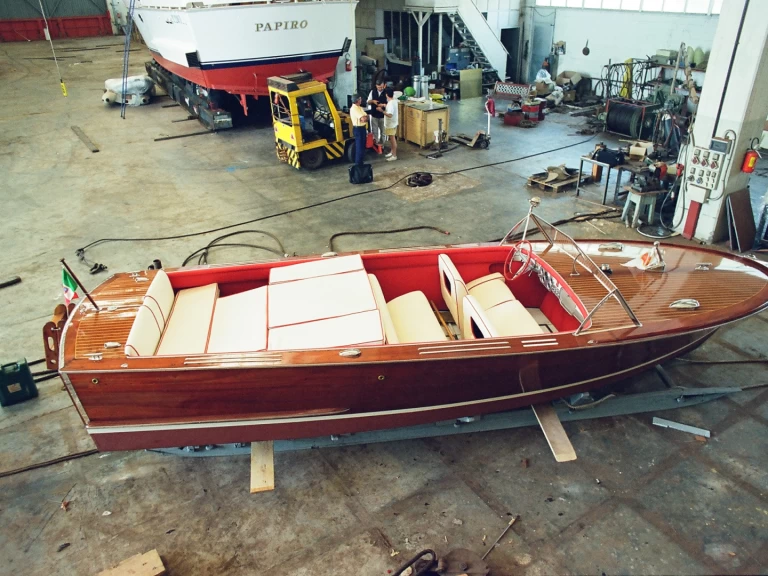 Hire Motorboat with or without skipper Cantiere di Chiavari Berlin