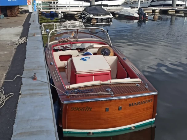 Hire Motorboat Cantiere di Chiavari with a boat licence