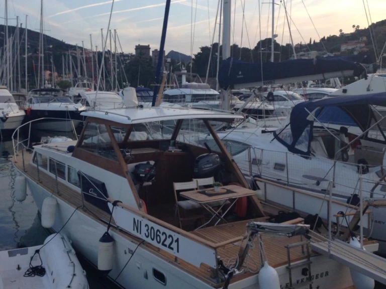 Hire Motorboat Arcoa with a boat licence