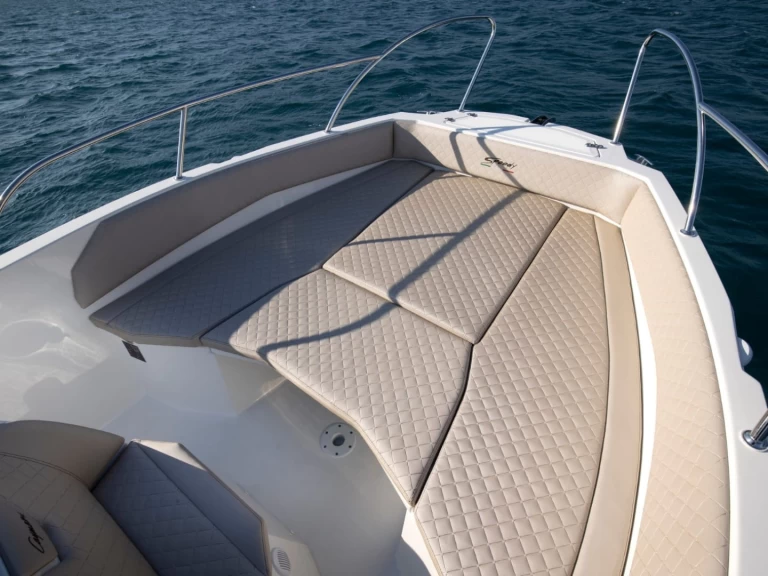 Hire Motorboat Cayman with a boat licence