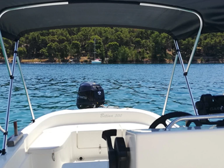 Motorboat to hire Milna at the best price
