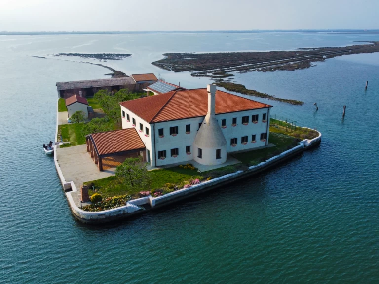 Hire a Bluline Bluline 19 Ft Open Plus Venice