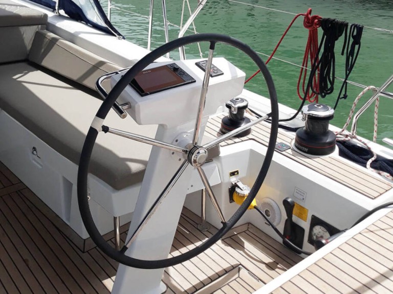 Sailboat to hire Alimos at the best price