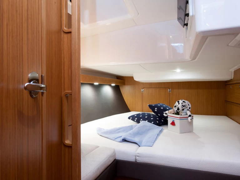 Hire Sailboat Bavaria with a boat licence