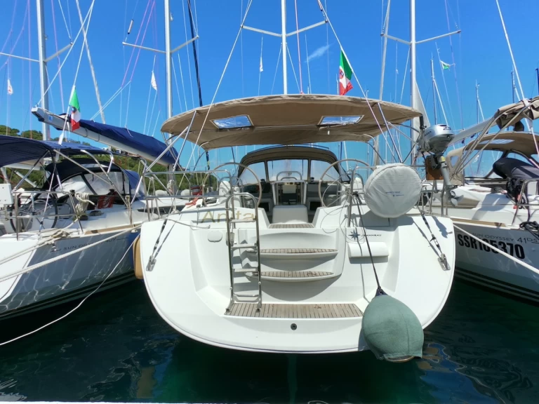 Hire Sailboat Jeanneau with a boat licence