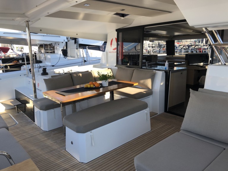 Catamaran to hire Pomer at the best price