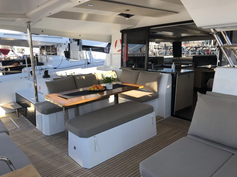 Catamaran to hire Pomer at the best price