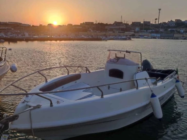Motorboat to hire Acitrezza at the best price