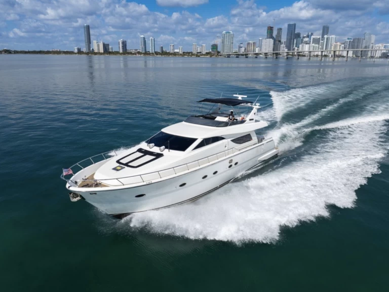 Luxury Yacht to hire Miami Beach at the best price