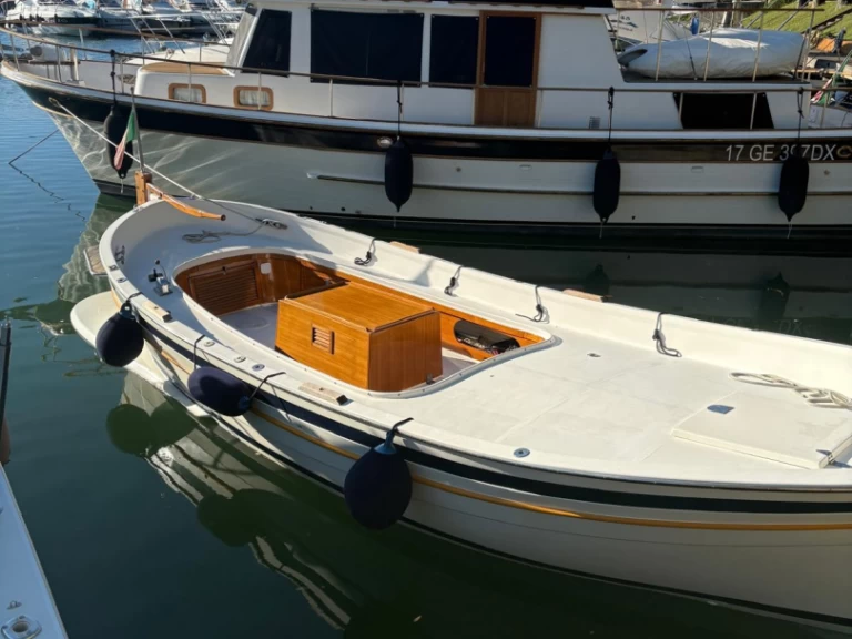 Motorboat to hire Ameglia at the best price