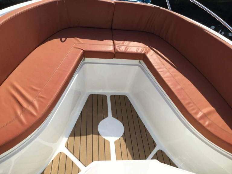 Hire Motorboat Okiboats with a boat licence