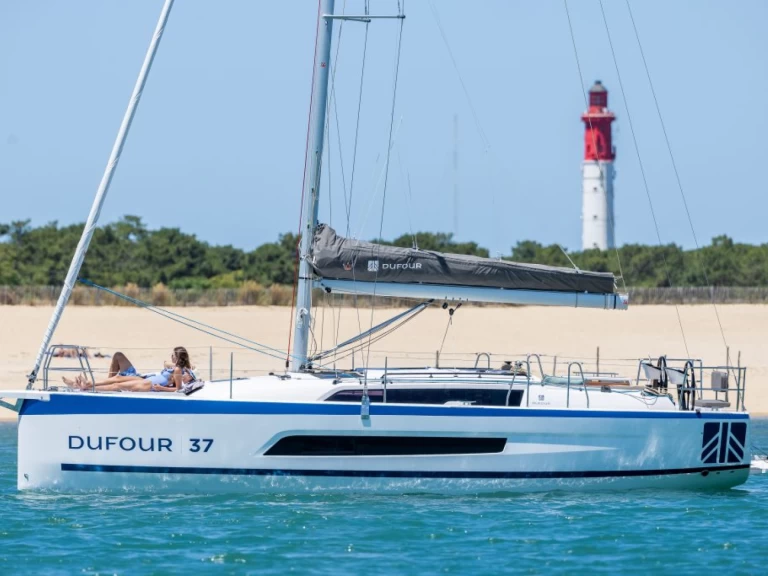 Yacht charter La Rochelle - Dufour Dufour 37 on SamBoat