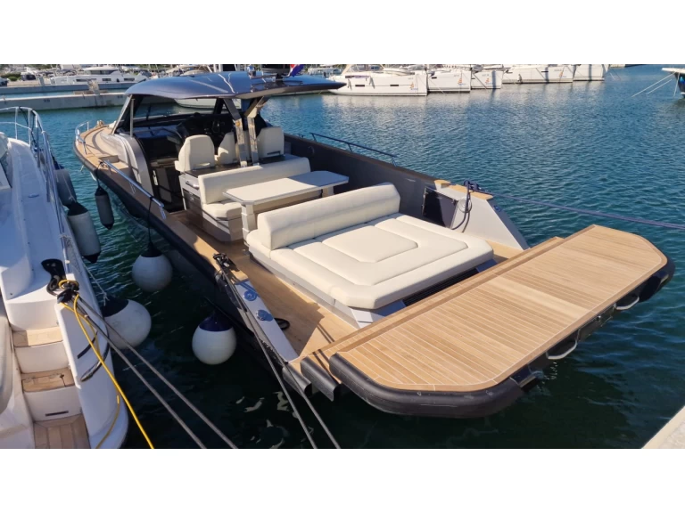 Yacht hire Saint-Tropez cheap Focus Forza 37