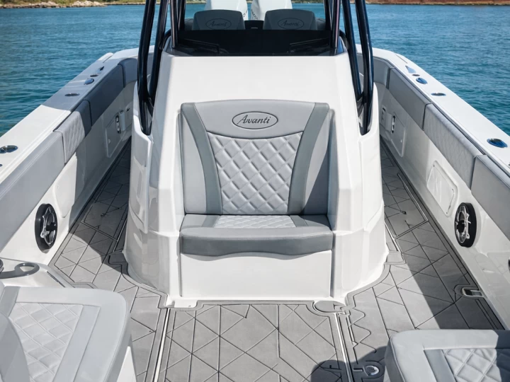 Hire Motorboat Avanti with a boat licence