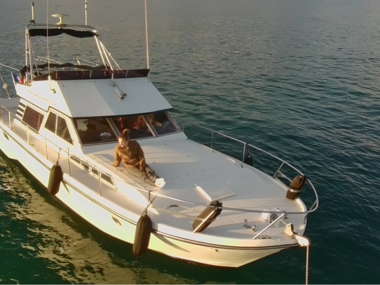 Hire Motorboat Guy Couach with a boat licence