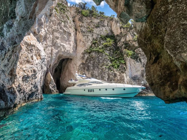 Yacht hire Piraeus Port cheap Azimut 68