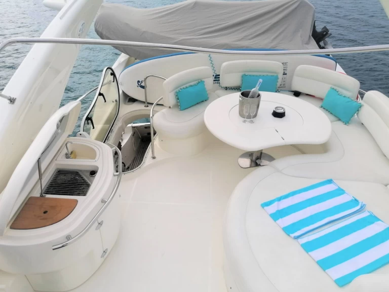 Charter a Azimut Azimut 68 in Piraeus Port on Samboat