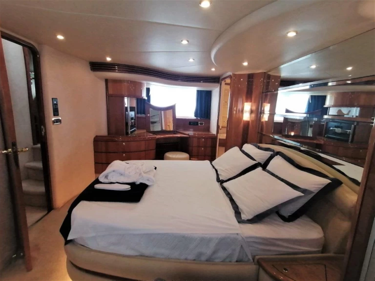 Hire Motorboat with or without skipper Azimut Piraeus Port