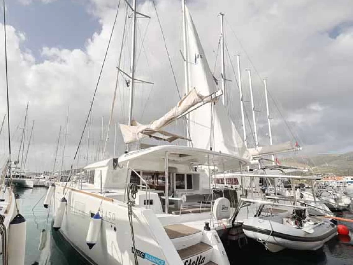 Hire Catamaran Lagoon with a boat licence