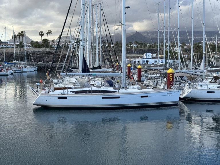 Hire Sailboat Jeanneau with a boat licence