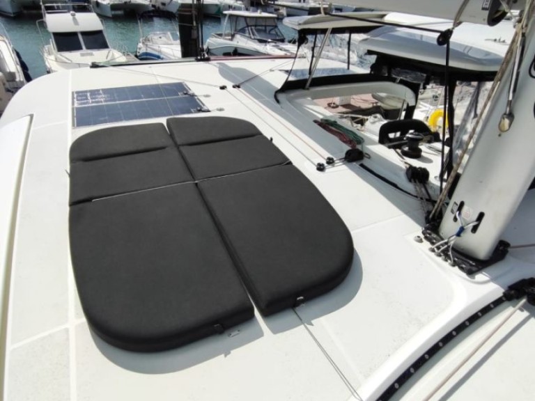 Hire Catamaran Lagoon with a boat licence