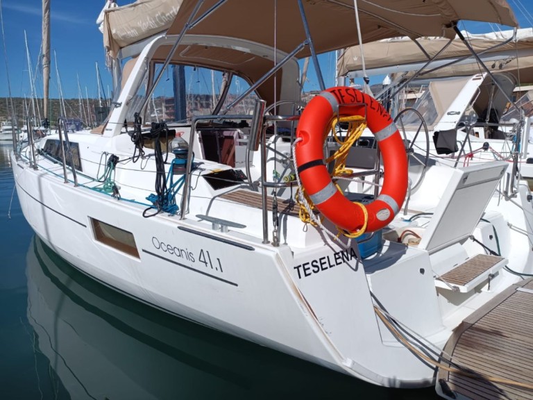 Yacht hire La Paz cheap Oceanis 41.1