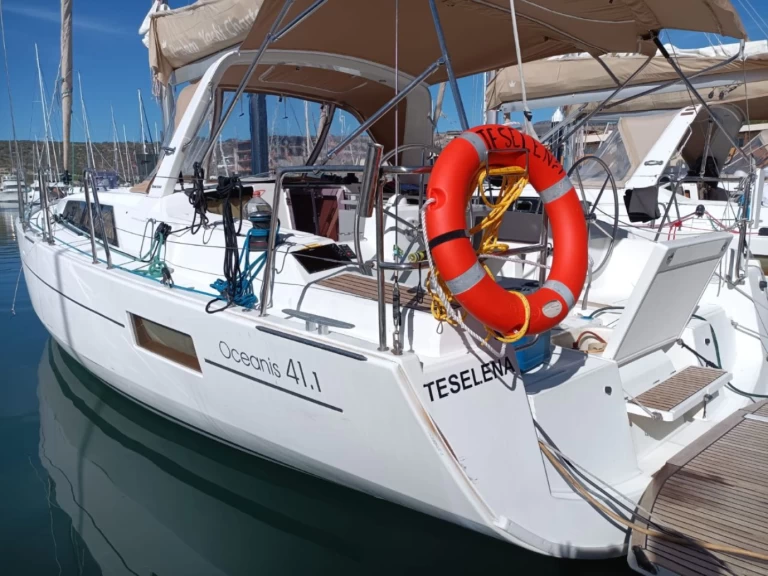 Yacht hire La Paz cheap Oceanis 41.1