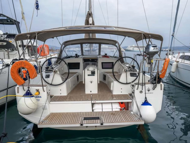 Sailboat to hire Lávrio at the best price