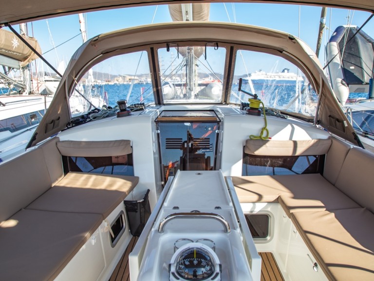Hire Sailboat Jeanneau with a boat licence