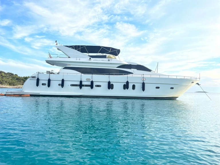 Hire Luxury Yacht Monte Fino with a boat licence