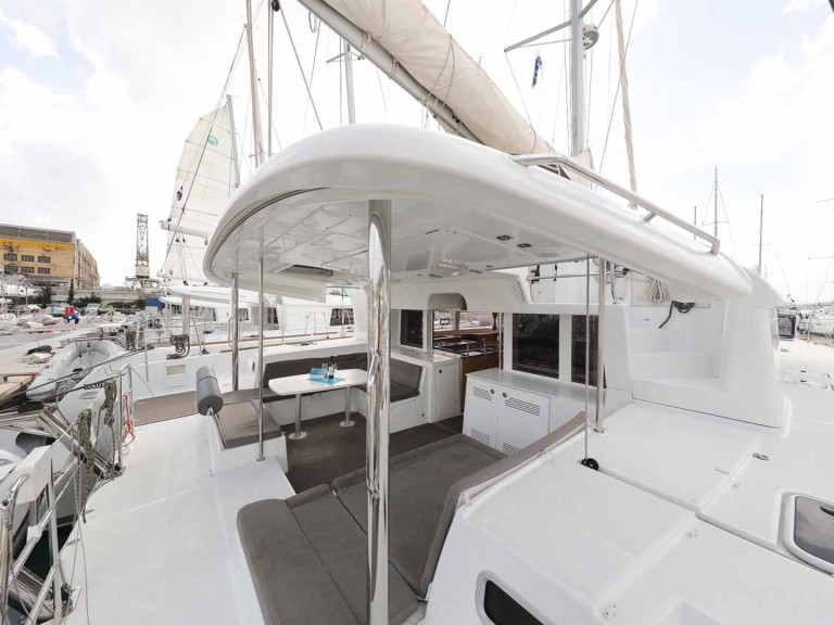 Hire Catamaran Lagoon with a boat licence