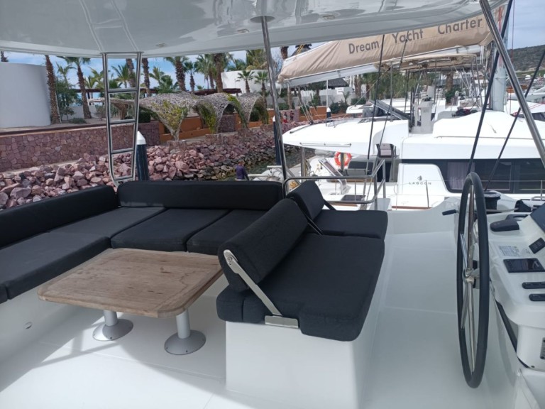 Hire a Lagoon Lagoon 51 La Paz