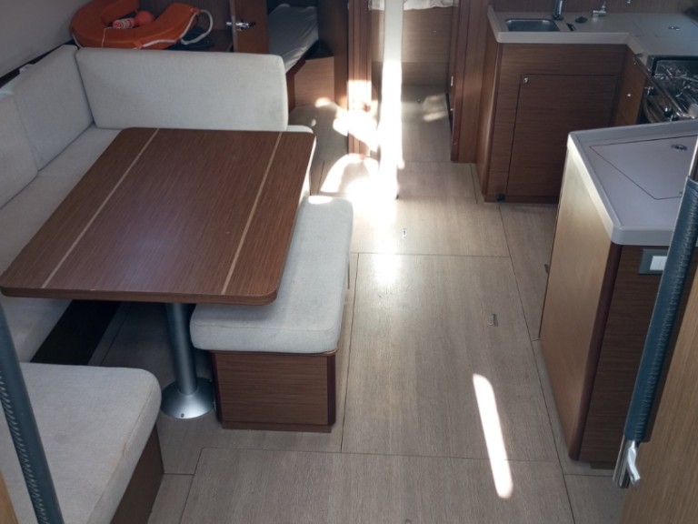 Hire Sailboat Bénéteau with a boat licence