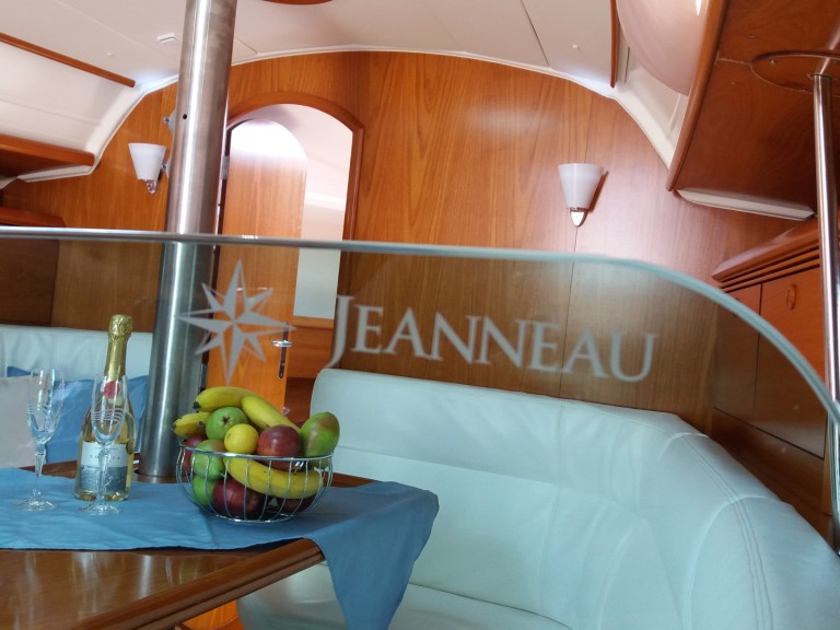 Sailboat to hire Néa Péramos at the best price