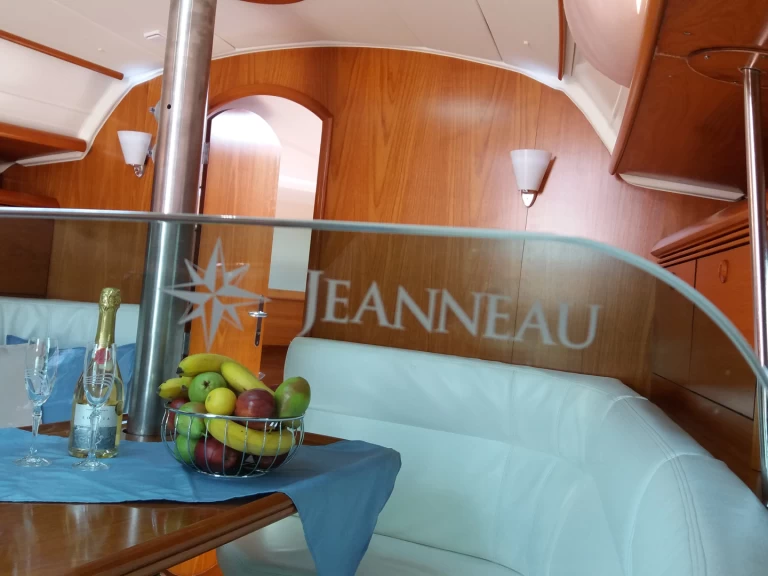 Sailboat to hire Néa Péramos at the best price