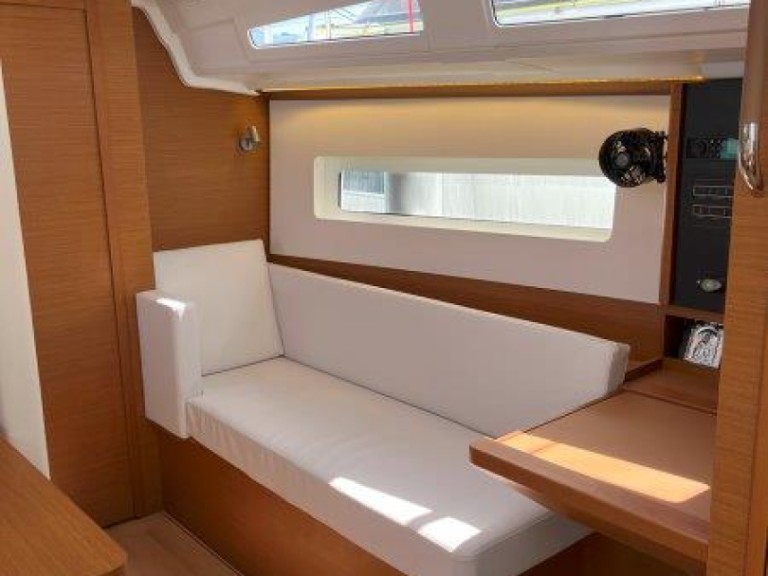 Yacht hire Lávrio cheap Sun Odyssey 380