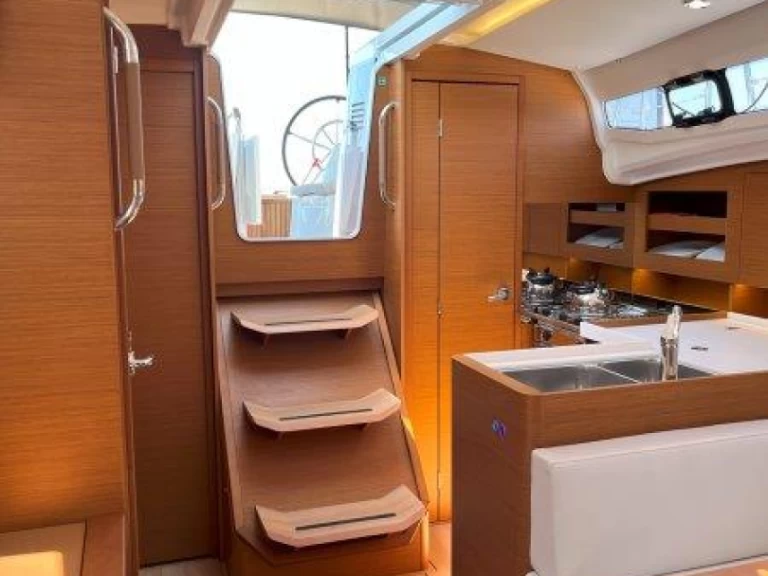 Sailboat hire in Lávrio - Jeanneau Sun Odyssey 380